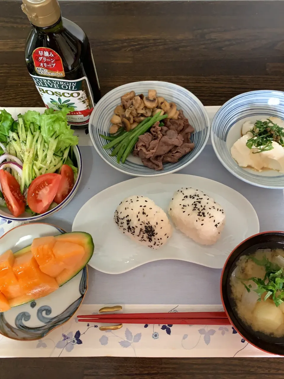 ごま塩のおにぎりのある食卓❣️|tamemitiさん