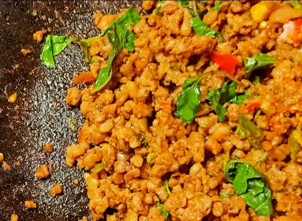 Stir fried pork basil on iron pan|🌿Veerapan Mu🌿さん