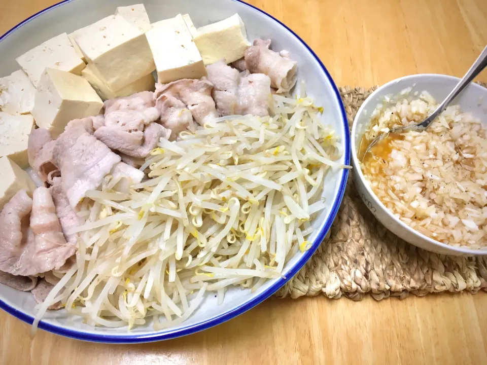 豚バラ肉(切り落とし)・豆腐・もやしのボイル(やみつき玉ねぎドレッシングと共に)|gomanmaさん