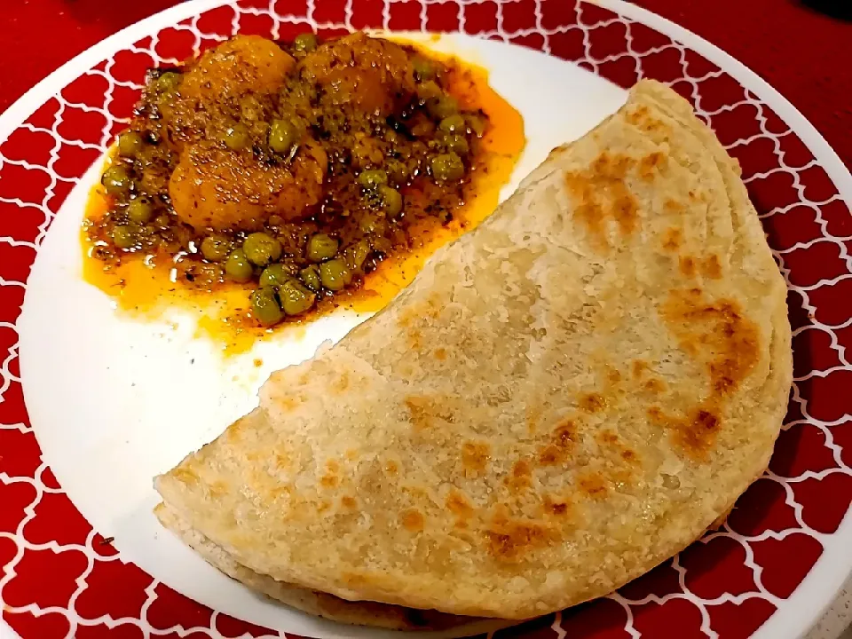 Snapdishの料理写真:Aloo Matar and Paratha|Somshri Patnaikさん