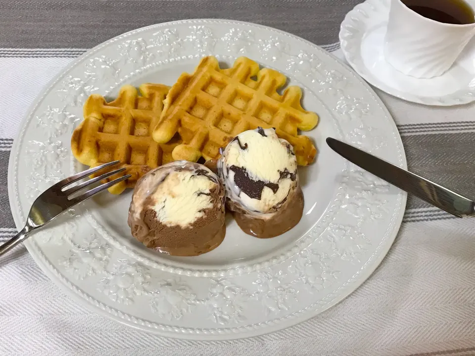 Snapdishの料理写真:ワッフルチョコレートアイス添え|デジタルパーマさん