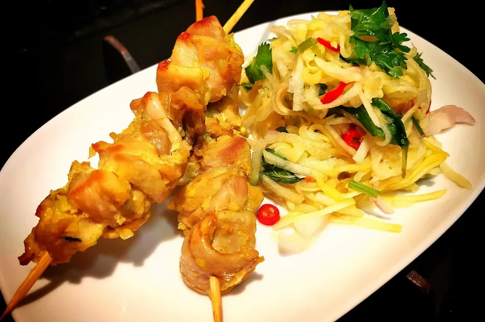 Sandra Lee's dish Grilled Pepper Chicken + Green apple & mango salad|サンドラ リーさん