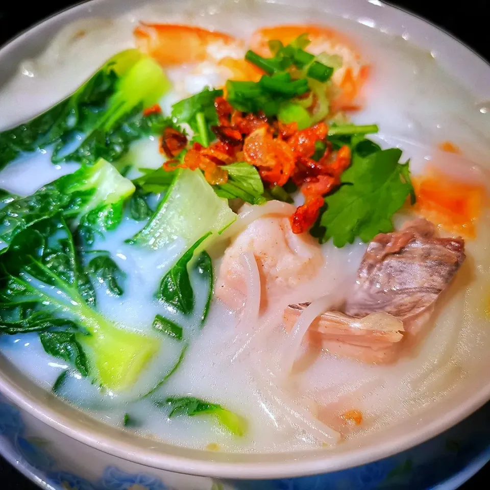 Snapdishの料理写真:Sandra Lee's dish Fish Soup Noodles|サンドラ リーさん