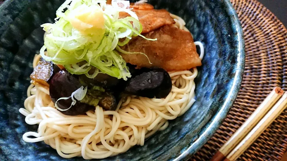 Snapdishの料理写真:冷や麦～冷たく冷やした甘辛揚げなすと簡単豚バラチャーシューのせ～|sanaさん