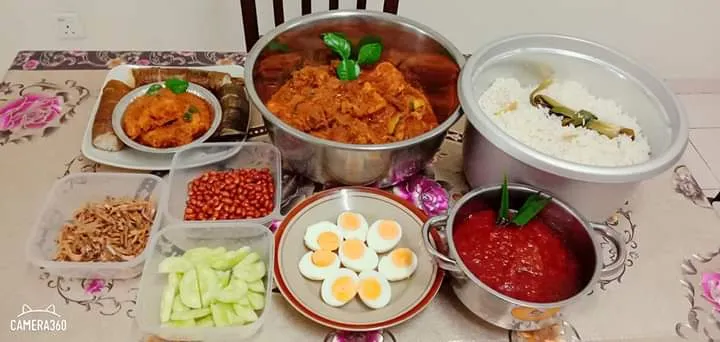 Nasi Lemak  (its Malaysian Malay cuisine)
normally we have for breakfast.

Menu
😋Rice cooked with coconut milk, screwpine leaf and slice of ginger
😋Fried Anch|Kahlaivani DO Termalingamさん