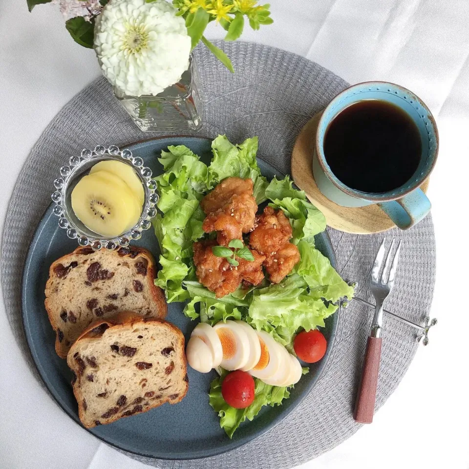 6/10❤︎レーズンパン＆揚げたてから揚げと煮卵サラダ🥗ワンプレート晩ごはん🌱|Makinsさん