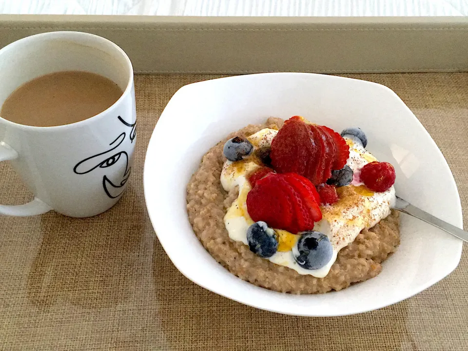 Oatmeal Berry with Greek Yoghurt Breakfast|QueenMbeeさん