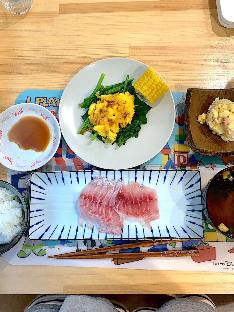 ・イサキのお刺身　・ほうれん草のとろーり卵乗せ　・ポテトサラダ　・お味噌汁|ぺろたんさん