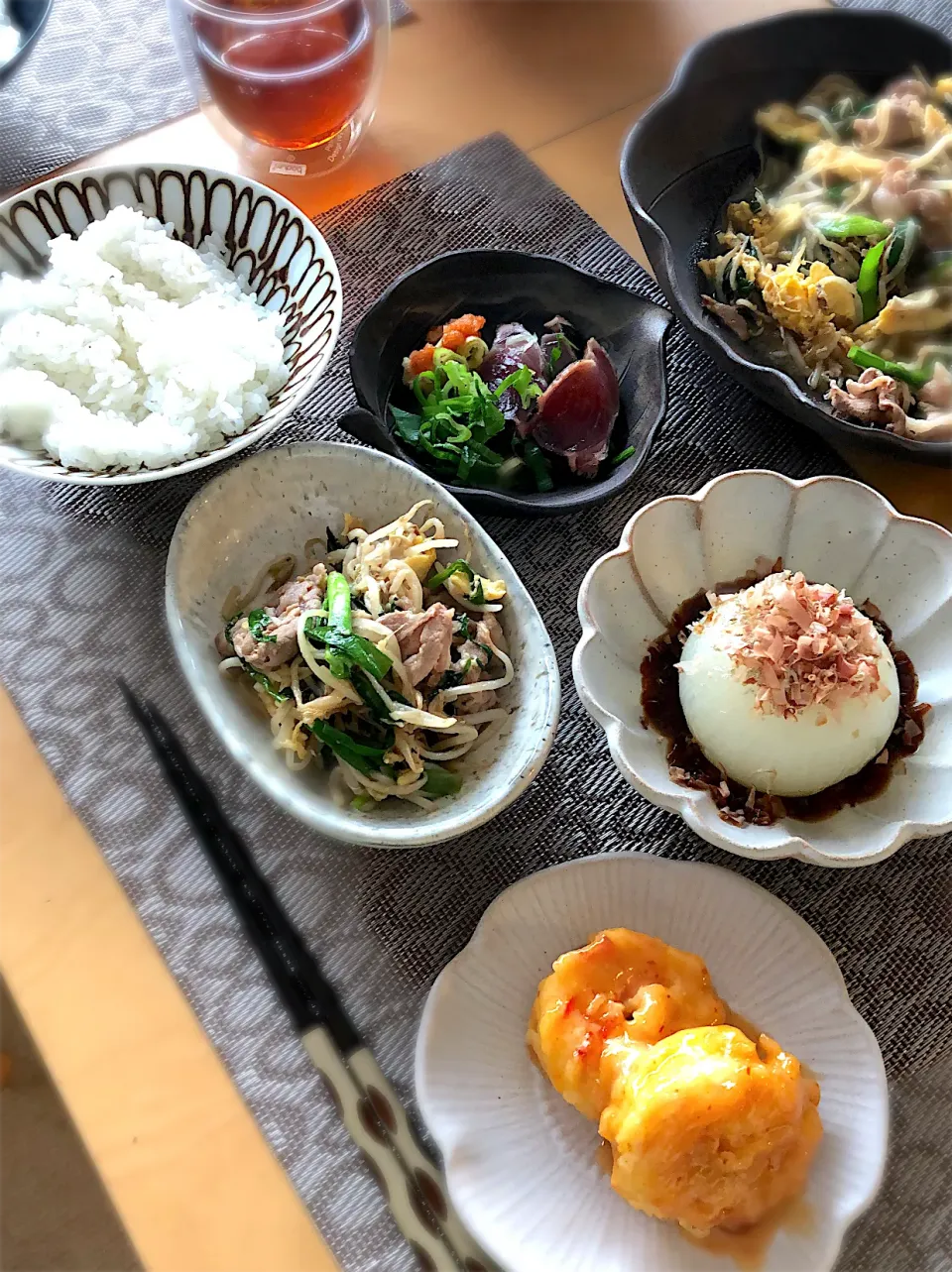 高知産カツオのたたき　淡路島産たまねぎ蒸し　えびマヨネーズ　ニラたま|エトフさん