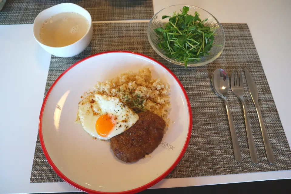 今日の夕食 目玉焼きのせハンバーグ丼、豆苗サラダ、新じゃがの豆乳スープ|pinknari🐰🌈さん