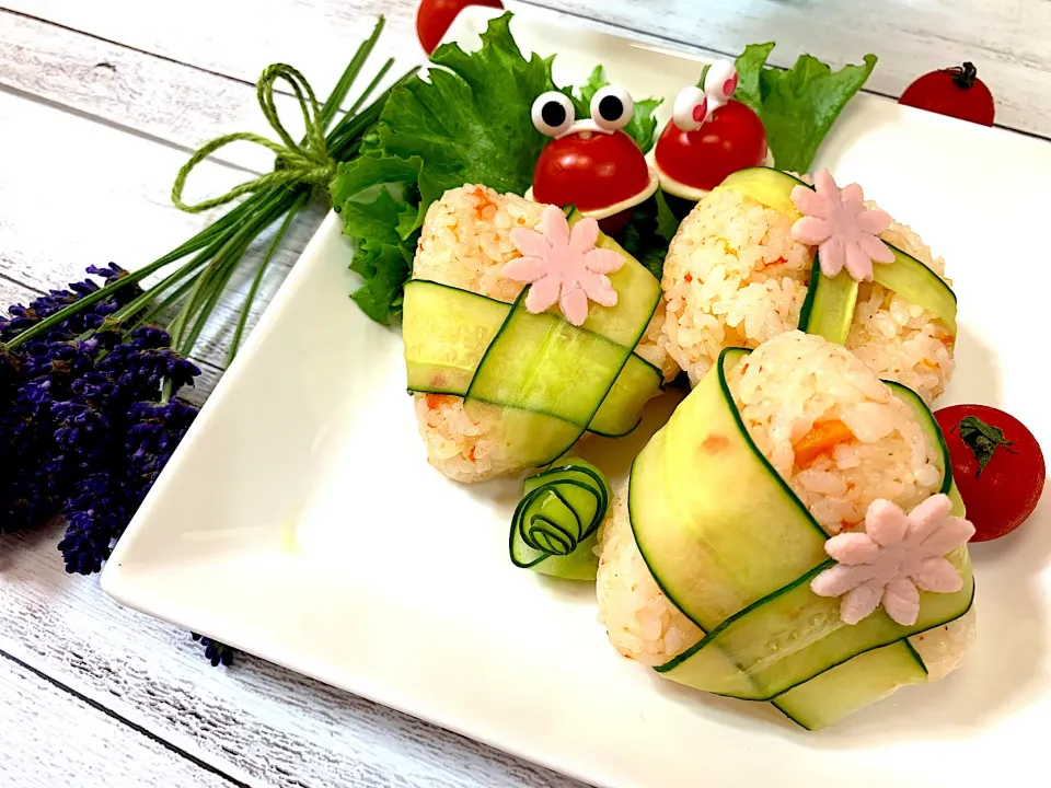 Snapdishの料理写真:炊き込みトマト🍅と甘酢きゅうり巻きおにぎり🍙|makoさん