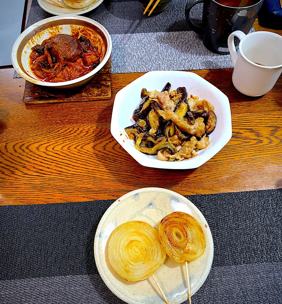 Snapdishの料理写真:豚バラ肉と茄子のごまタレ煮、新玉ねぎステーキ、煮込みハンバーグ、|yakinasuさん