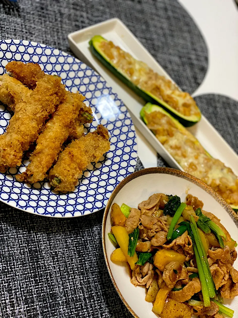 アスパラ豚肉巻き揚げ　ズッキーニボード　豚肉じゃが芋オイスター炒め|macaron*さん