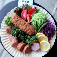 Snapdishの料理写真:棒ヒレカツ　低温調理でぶ厚いカツも中までジューシー柔らか　#もぐもぐ探検隊