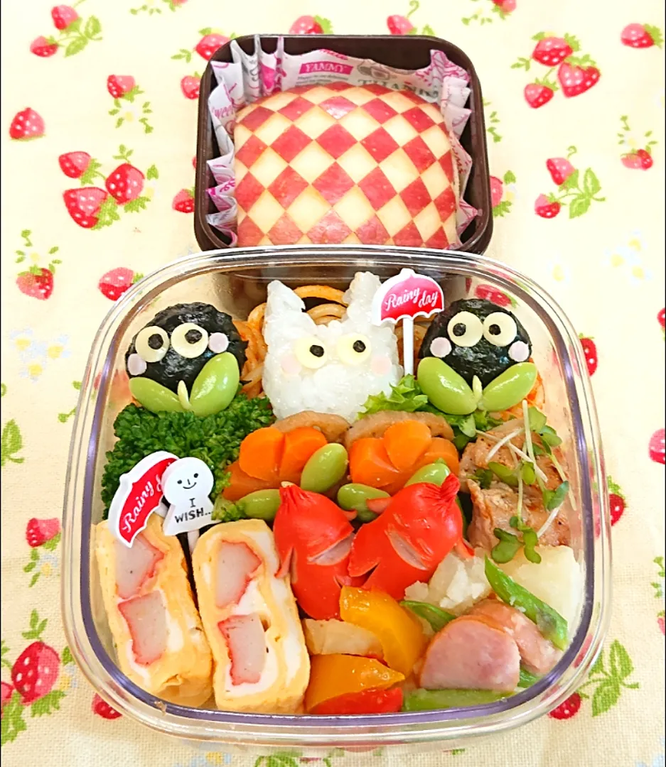 ナポリタンスパゲティに小トトロとまっくろくろすけおにぎり乗せ弁当❤️梅雨だねぇ☂️|みちゅあしさん