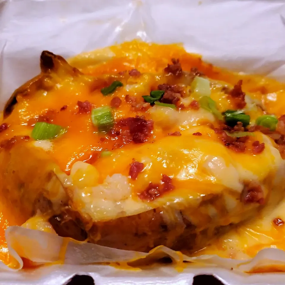 Snapdishの料理写真:Bake Potato with shrimp, cheese sauce, bacon 🥓  cheddar cheese 🧀, butter and chives|Kekeさん