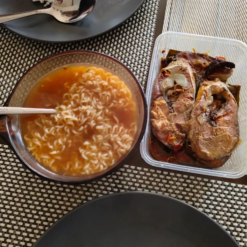 instant noodles and store-brought ready-to-eat fish|shehphさん