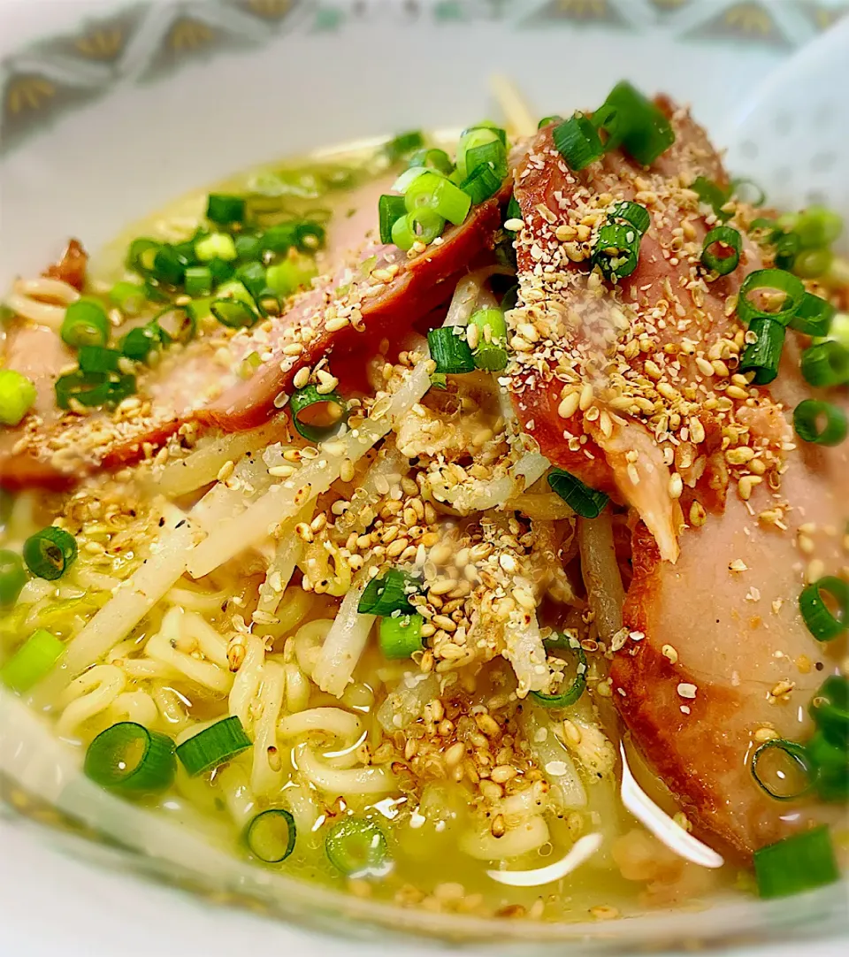 Snapdishの料理写真:ゴマたっぷり塩チャーシュー麺🍜　(๑˃̵ᴗ˂̵)و|bamazooさん