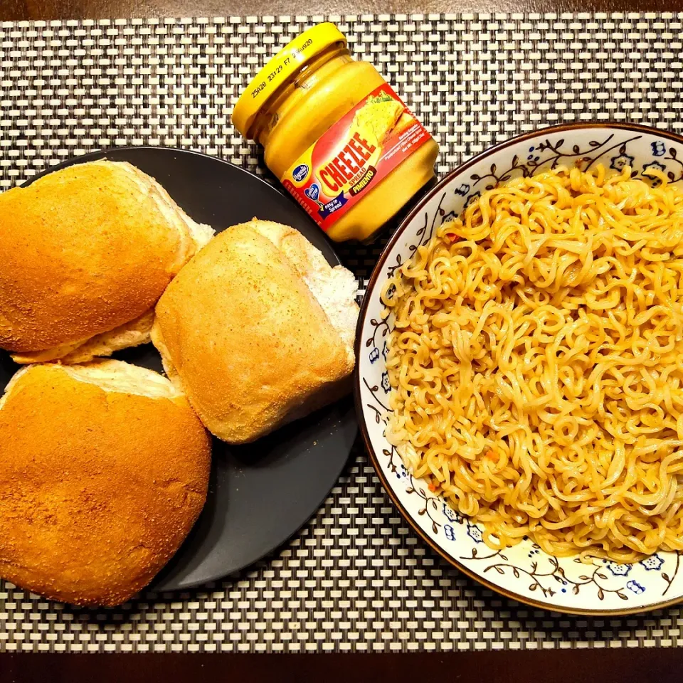 Snapdishの料理写真:rainy day snacks: pandesal with cheese spread & instant pancit|shehphさん