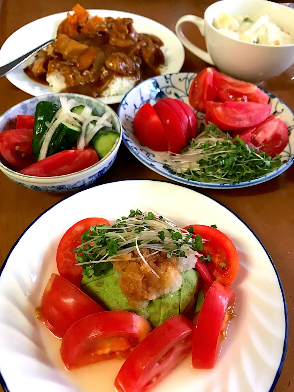 アボカド🥑トマトのサラダ🥗とカレーライス🍛|tamanaさん