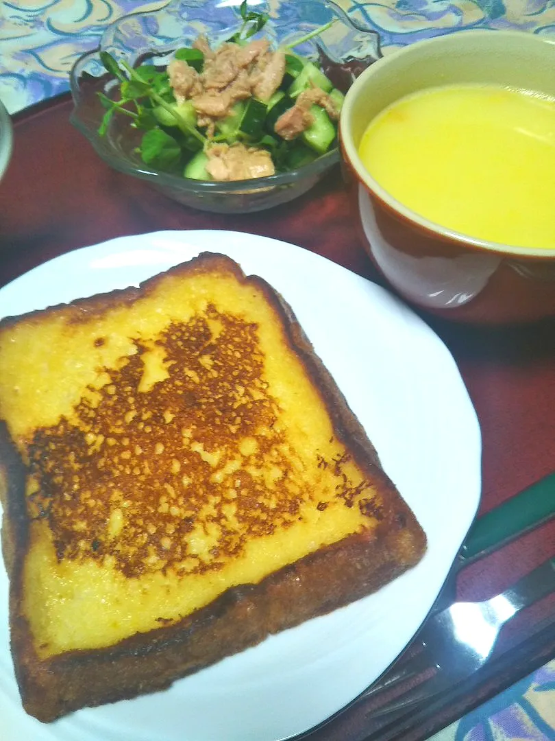 Snapdishの料理写真:よねばーばの朝ごはん
フレンチトースト
コーンスープ
豆苗とシーチキンのサラダ|yoneばーばさん