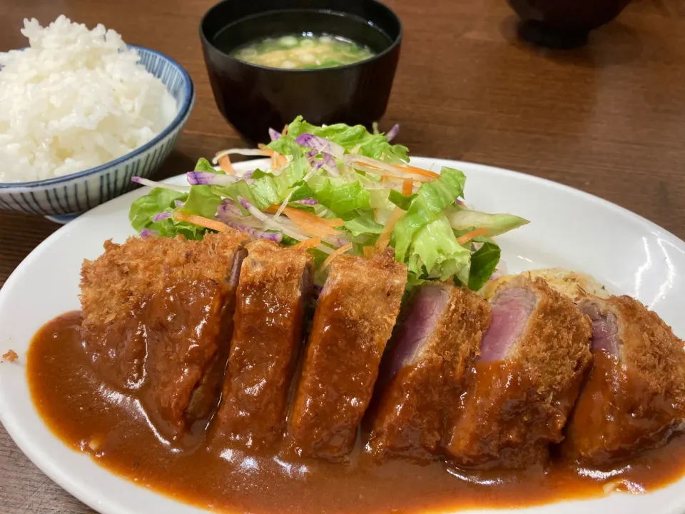 6月11日お昼ご飯。平日しか開いていない名店でビフカツ。11時すぎ着で30分待ち。雨の影響かコロナの影響か、今までで一番待ちが少ない！|あやさん