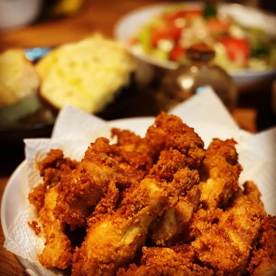 Today’s Menu Spicy Breaded Chicken with Hot Tasting Peanut Sauce , Mixed Feta Cheese Salad with  Tzatziki Sauce , Freshly made Almond Bread with Humous & Olive |Emanuel Hayashiさん