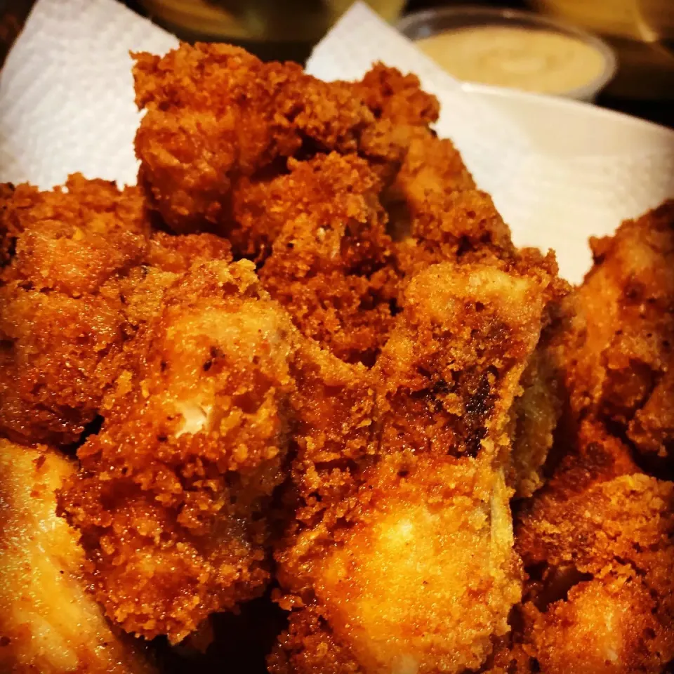 Today’s Menu Spicy Breaded Chicken with Hot Tasting Peanut Sauce , Mixed Feta Cheese Salad with  Tzatziki Sauce , Freshly made Almond Bread with Humous & Olive |Emanuel Hayashiさん