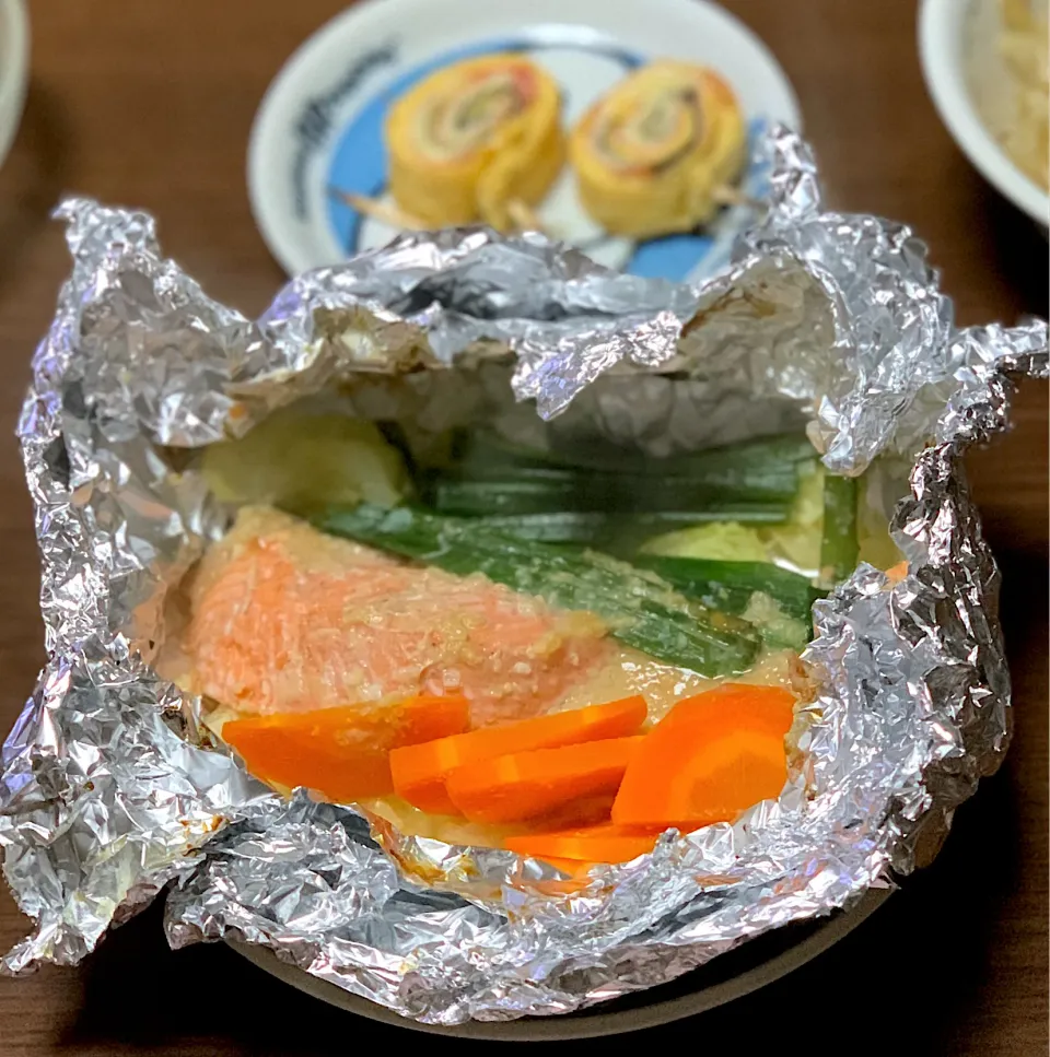 シャケのチャンちゃん焼きホイル　　油揚げとチーズと海苔のロール巻|sakiさん