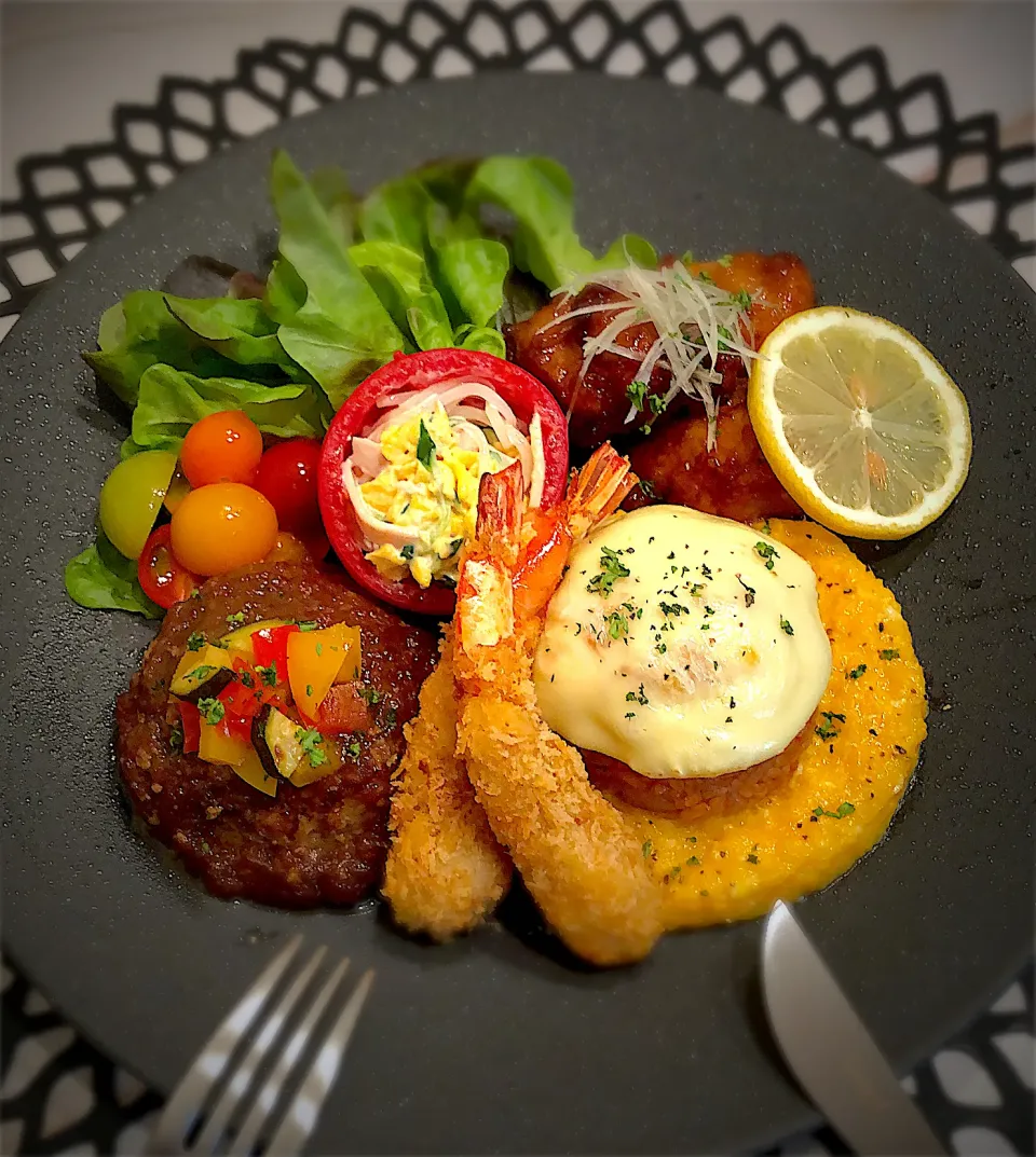 いつかのワンプレートランチ(*^◯^*) ハンバーグオニオンソースパプリカのマリネのせ、とろーりチーズのせチキンライスをスクランブルエッグにのせたヤツ、海老フライ、唐揚げ甘酢あんがらめ、春雨サラダ、ミニトマトのマリネ✨|AXさん