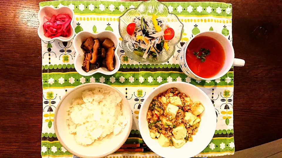 夕ごはん
麻婆豆腐、春雨サラダ、こんにゃくと干し椎茸の含め煮、冷製トマトスープ、赤玉ねぎ酸っぱ|まめころさん