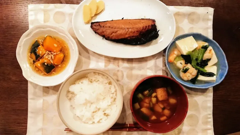 夕ごはん
サバのみりん干し、海老と豆腐と小松菜のあんかけ(カーブスレシピ)、カボチャと鳥挽き肉の煮物、味噌汁(ジャガイモ、ネギ、油揚げ)|まめころさん