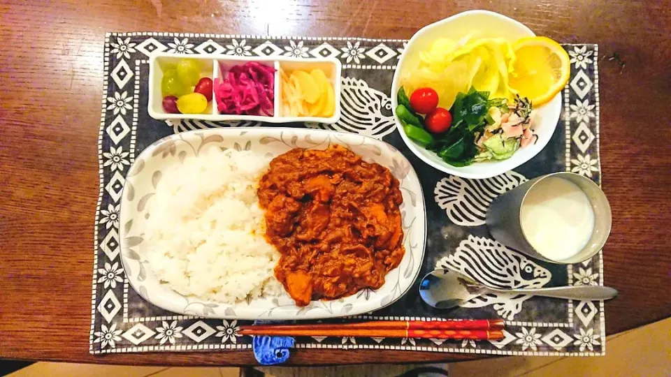 夕ごはん
ダッチオーブンでカレー、サラダ、ラッシー|まめころさん