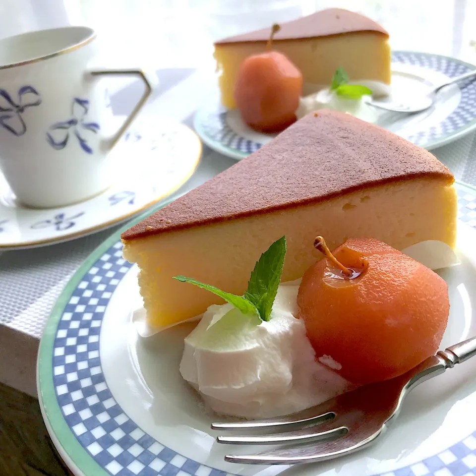 チーズケーキは買いましたりんごのコンポート🍎添えてティータイム|シュトママさん