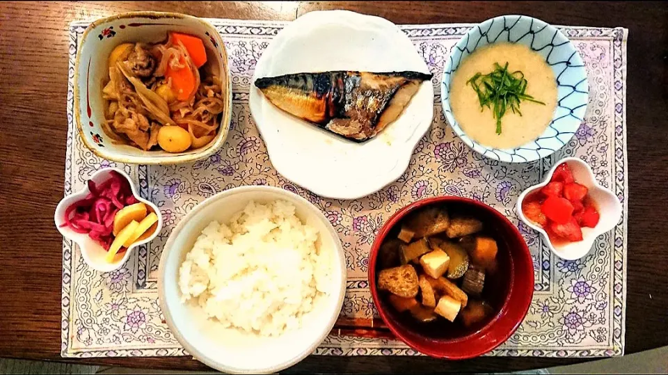 夕ごはん
鯖の味噌漬け焼き、肉じゃが、とろろ芋、味噌汁(ナス、油揚げ、豆腐)、トマト蜂蜜漬け|まめころさん