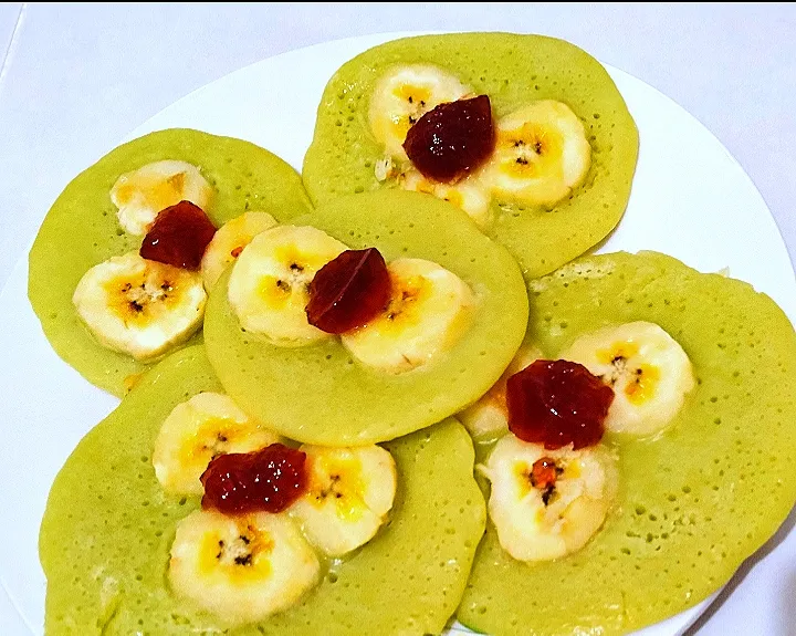 Snapdishの料理写真:Banana Pancake with Strawberry Jam|Harlina  (Malaysia)さん