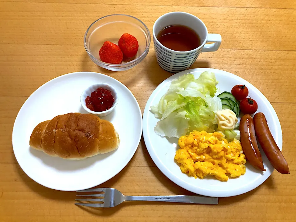 Snapdishの料理写真:#バターロール、#スクランブルエッグ、#ウィンナー、#サラダ、#苺、#紅茶|tatsuya_kidさん