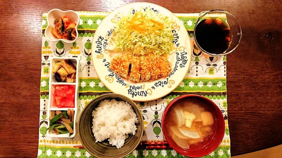 夕ごはん
チキン南蛮、キャベツ千切り、ピーマンとこんにゃくのピリ辛炒め、トマト蜂蜜漬け、ナス酸っぱ、キムチ|まめころさん