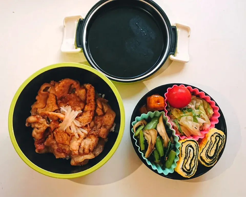 夫お弁当
豚のしょうが焼き丼、海苔卵焼き、小松菜と舞茸のバターソテー、キャベツサラダ、スイートポテト風大学芋|まめころさん