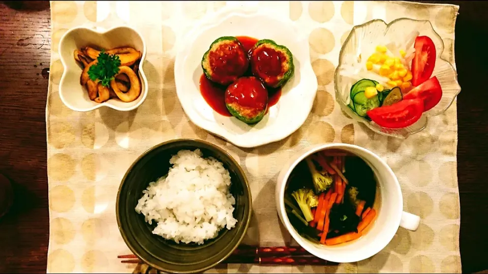 夕ごはん
ピーマンの肉詰め、大根サラダ、イカと舞茸のカレー炒め、スープ(ホウレン草、ニンジン、ブロッコリー)|まめころさん