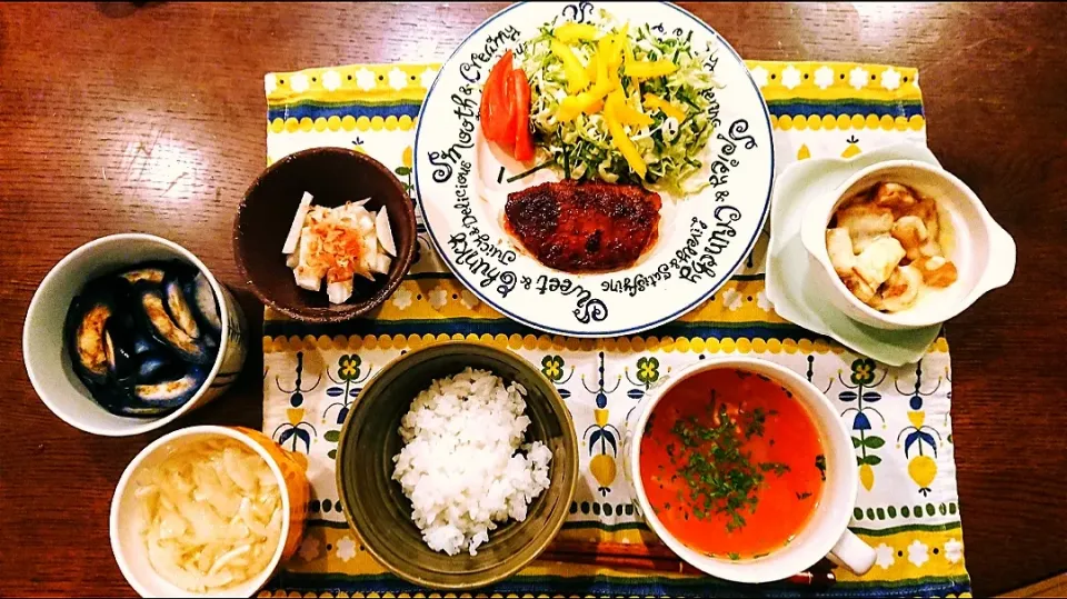 Snapdishの料理写真:夕ごはん
鮭カツレツ、キャベツ千切り、大根煮のチーズグラタン、長芋たんざく、コンソメトマトスープ、ナスの浅漬け、玉ねぎ酸っぱ|まめころさん