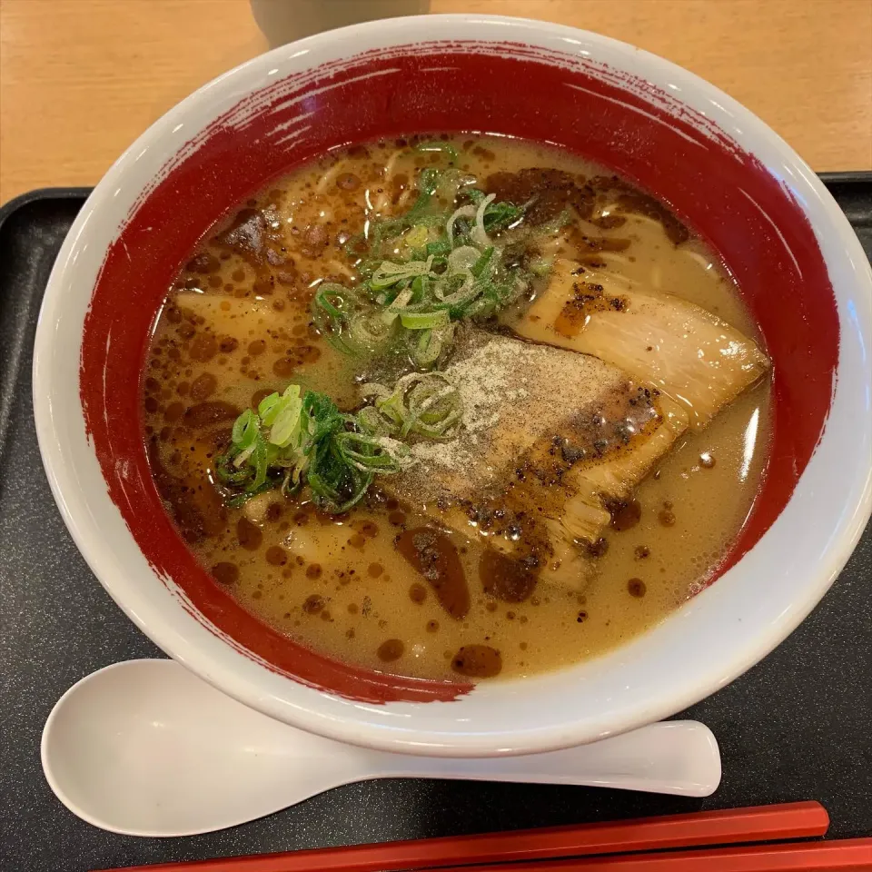 三洲ラーメン葵の豚骨醤油ラーメン|Morito Kamiyaさん