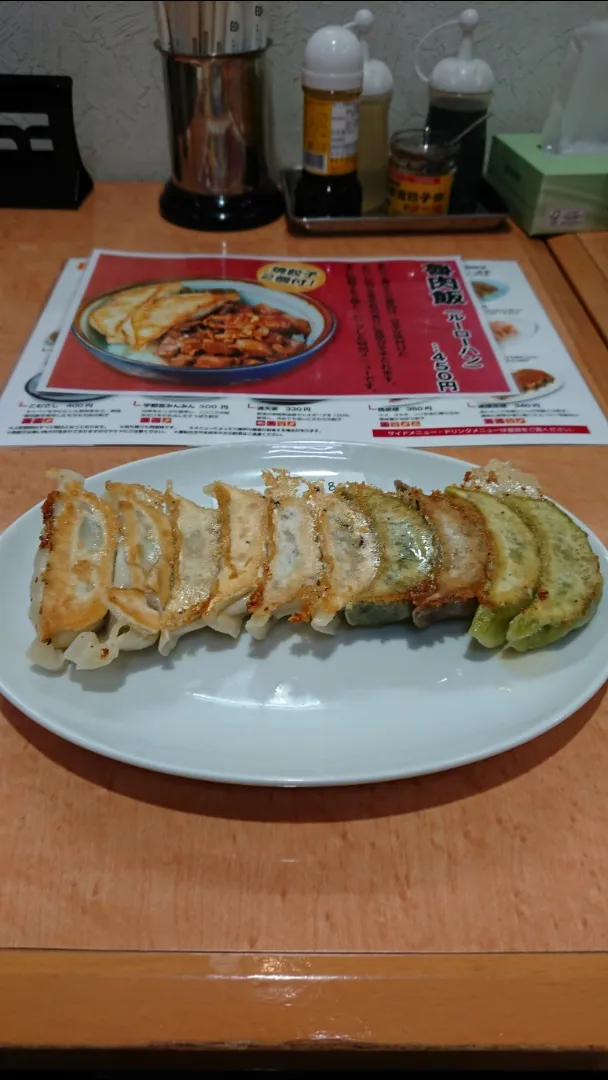 栃木県宇都宮市「来らっせ本店」金曜日のＢ盛り餃子(宇都宮みんみん等５店舗の餃子が２ケずつ)|たかしさん