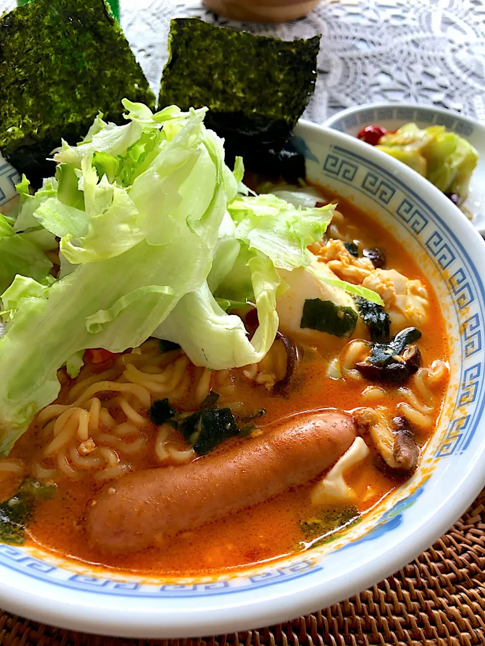 Snapdishの料理写真:シャキシャキレタスと千切りキャベツ乗せ辛ラーメン😃|Tina Tomoko😋さん