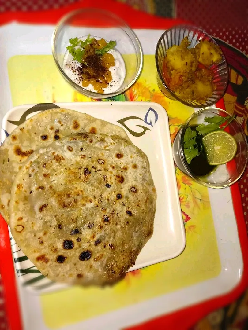 Snapdishの料理写真:Aloo paratha,Alur Dom,Boondi rayta, Dhanepata chatni|priya ashさん