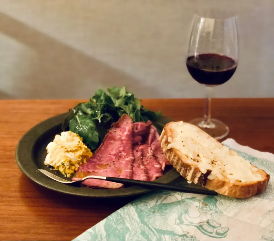 Snapdishの料理写真:うちにあるもので簡単に家飲み　　Roastbeef and French sourdough bread|マユマユさん