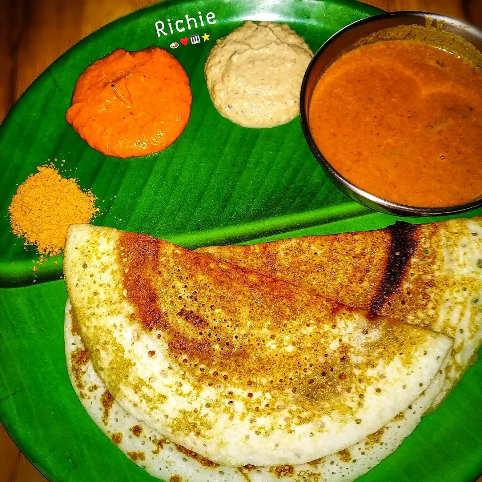 Crispy dosa with piping hot sambar, coconut chutney, tomato chutney and idli podi|Richieさん