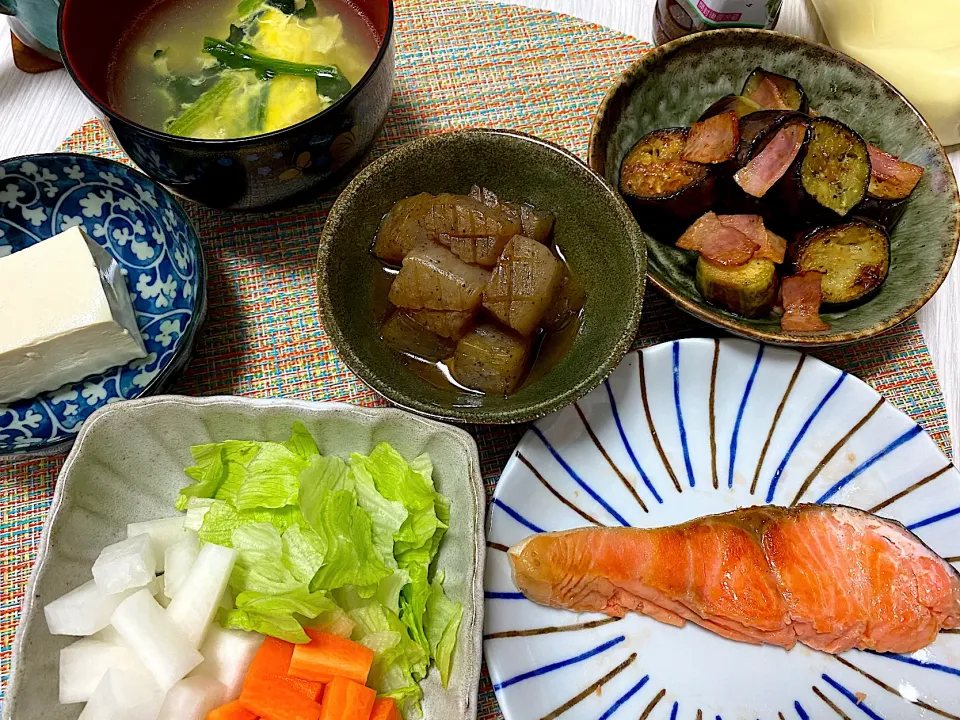 卵スープ、サラダ、こんにゃく甘辛煮、ベーコン茄子ニンニク炒め、鮭|ずずさん