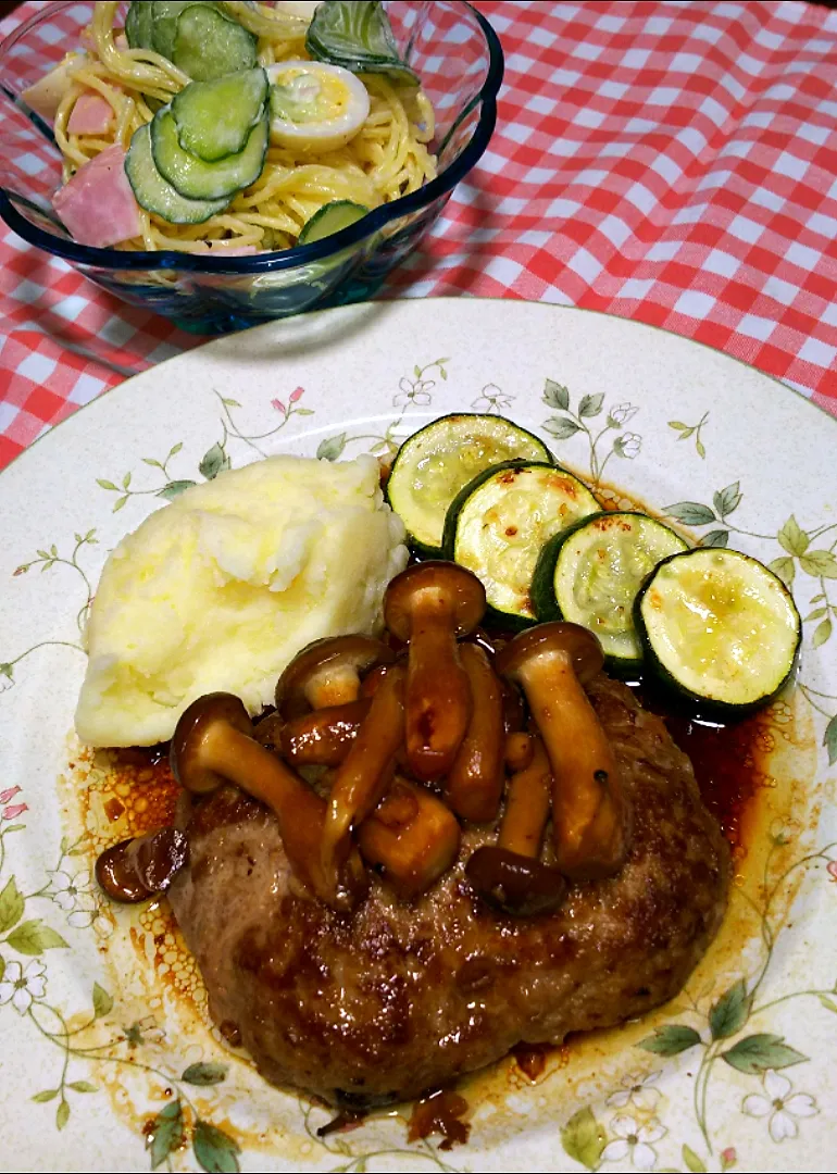 キノコのガーリックソースハンバーグ🍴💕|オレンジチョコさん