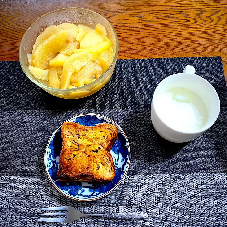 6月12日　朝ごはん　デニッシュあん食パン、牛乳、りんご煮|yakinasuさん